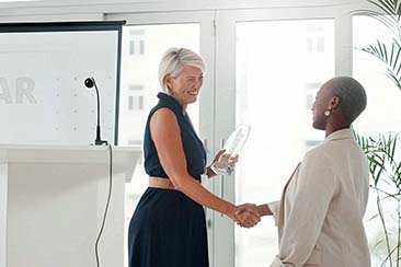 Differences Between Glass and Metal Trophies Differences Between Glass and Metal Trophies