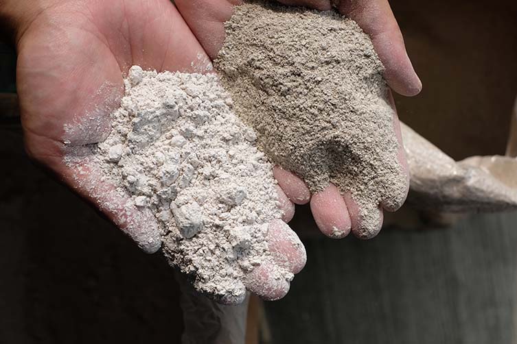 Used oyster shells are processed into natural concrete-free paints through roasting and grinding